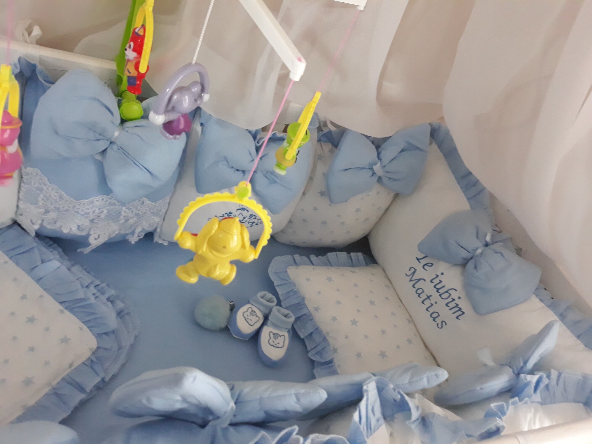 Lenjeria cu aparatori din 13 pernute Albastru pal LUX by Deseda