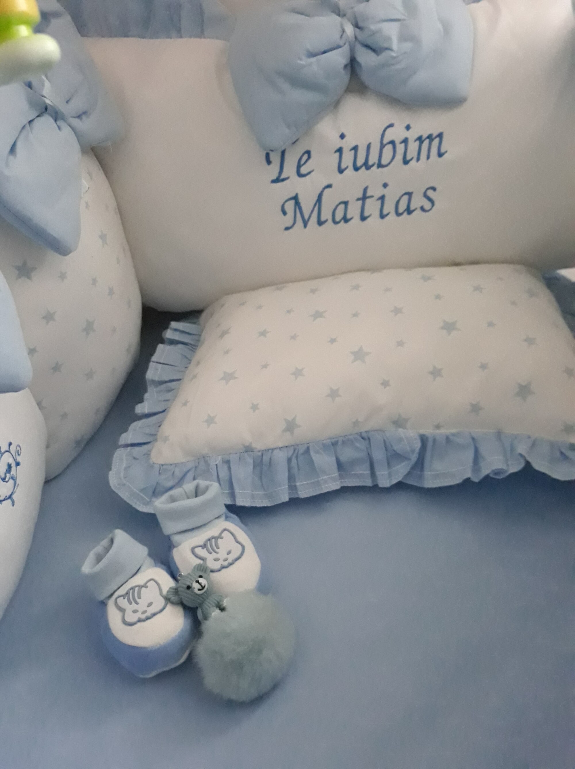 Lenjeria cu aparatori din 13 pernute Albastru pal LUX by Deseda